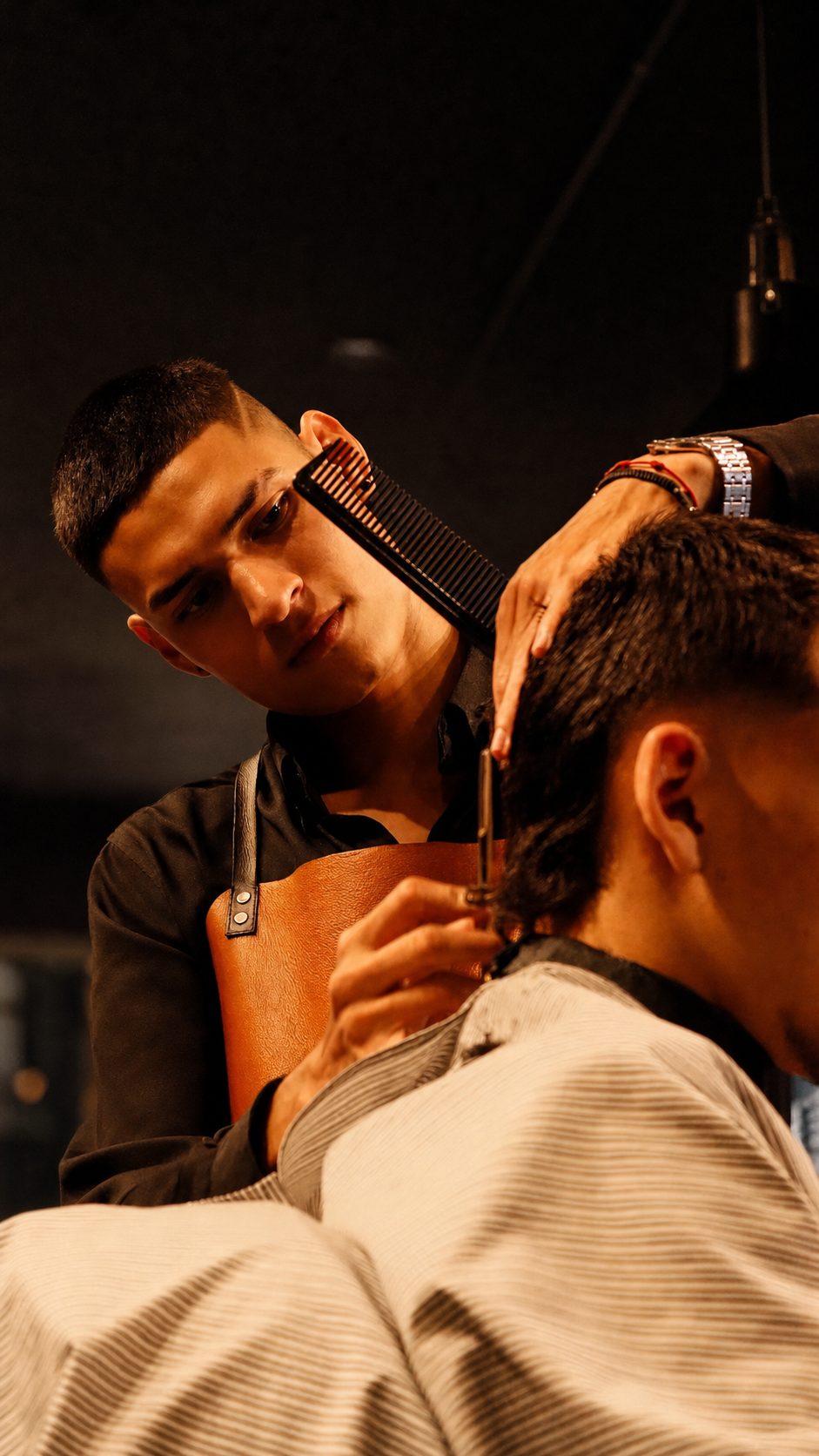 Detalle de corte y asesoría de imagen en Mostacho Barbería