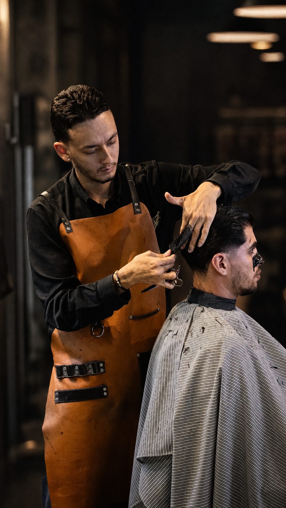 Barbero de Mostacho realizando un corte de precisión